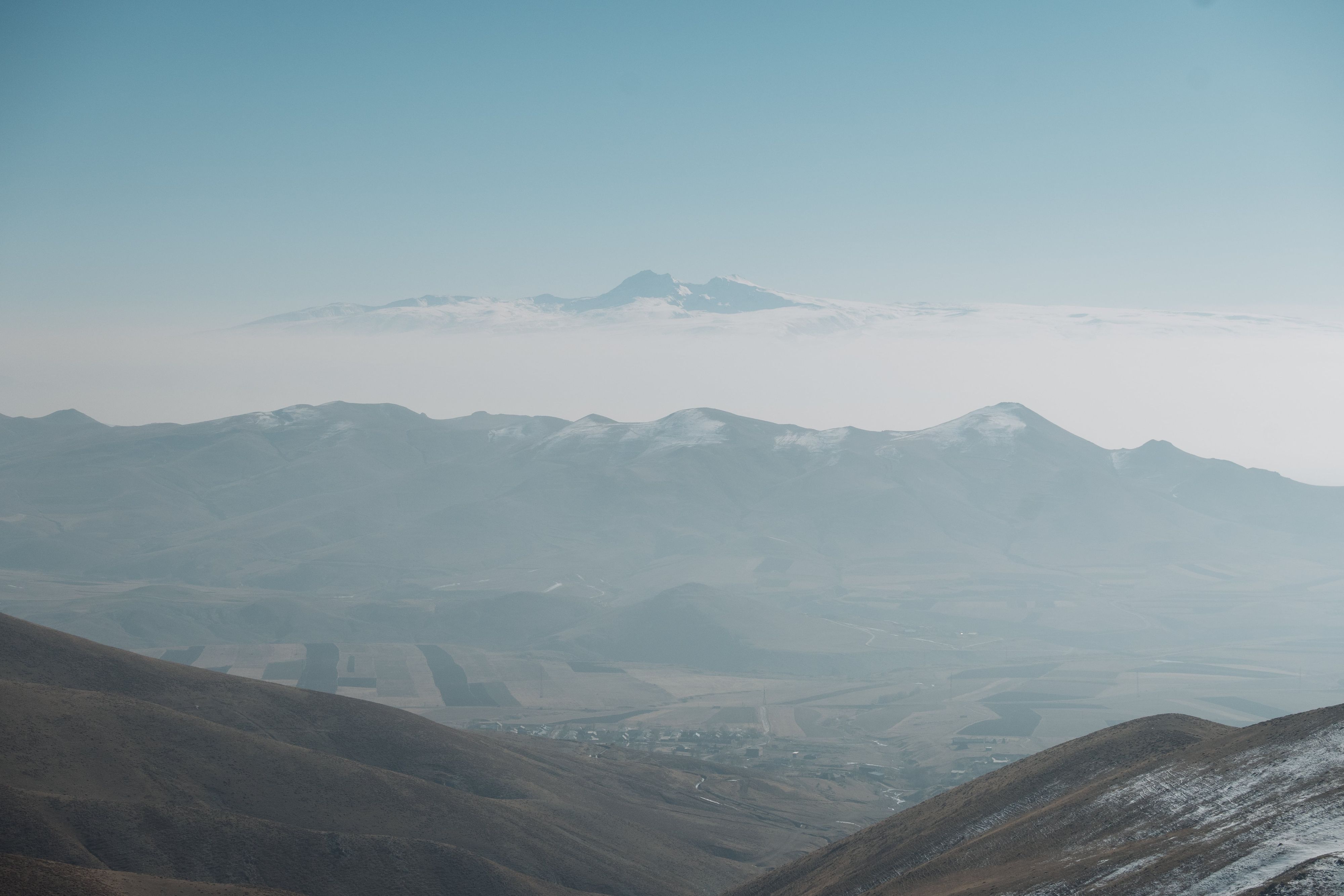 Ширакский хребет на фоне горы Арагац