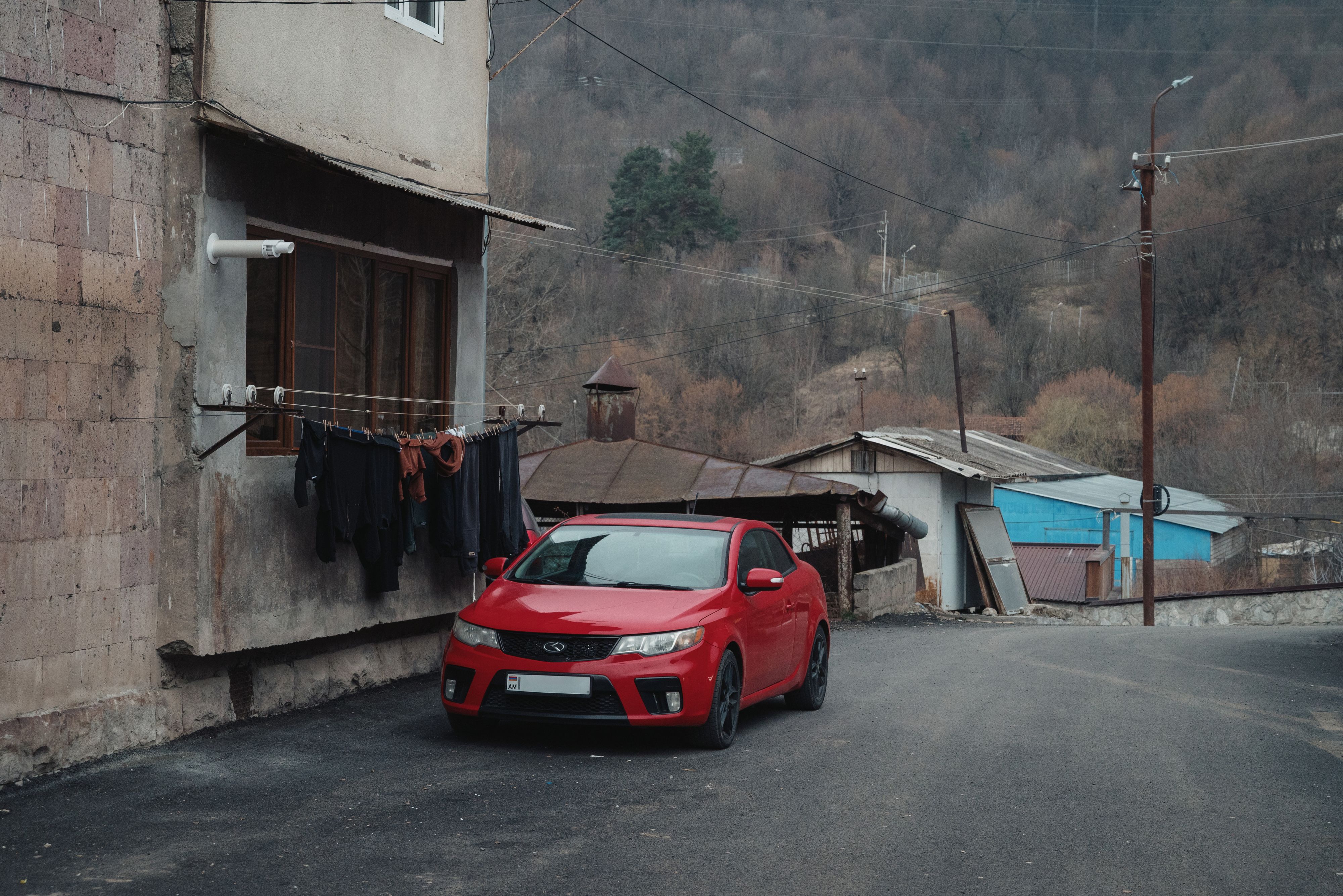 Красный автомобиль в Дилижанском дворе