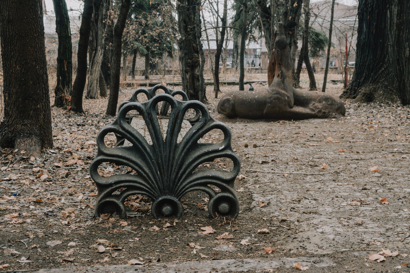 Лавочка и скульптура