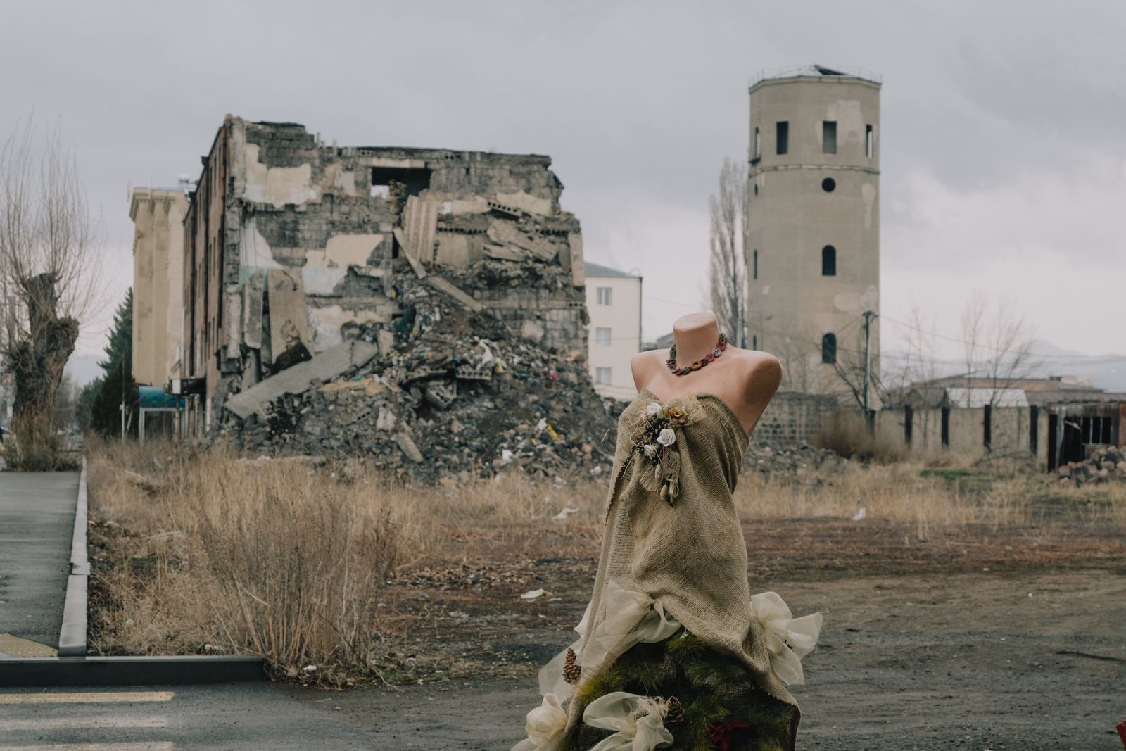 Манекен и руины