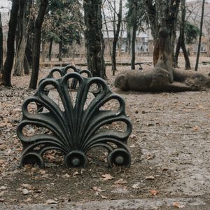 Лавочка и скульптура