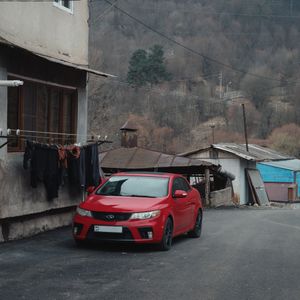 Красный автомобиль в Дилижанском дворе