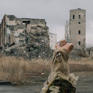 Манекен и руины